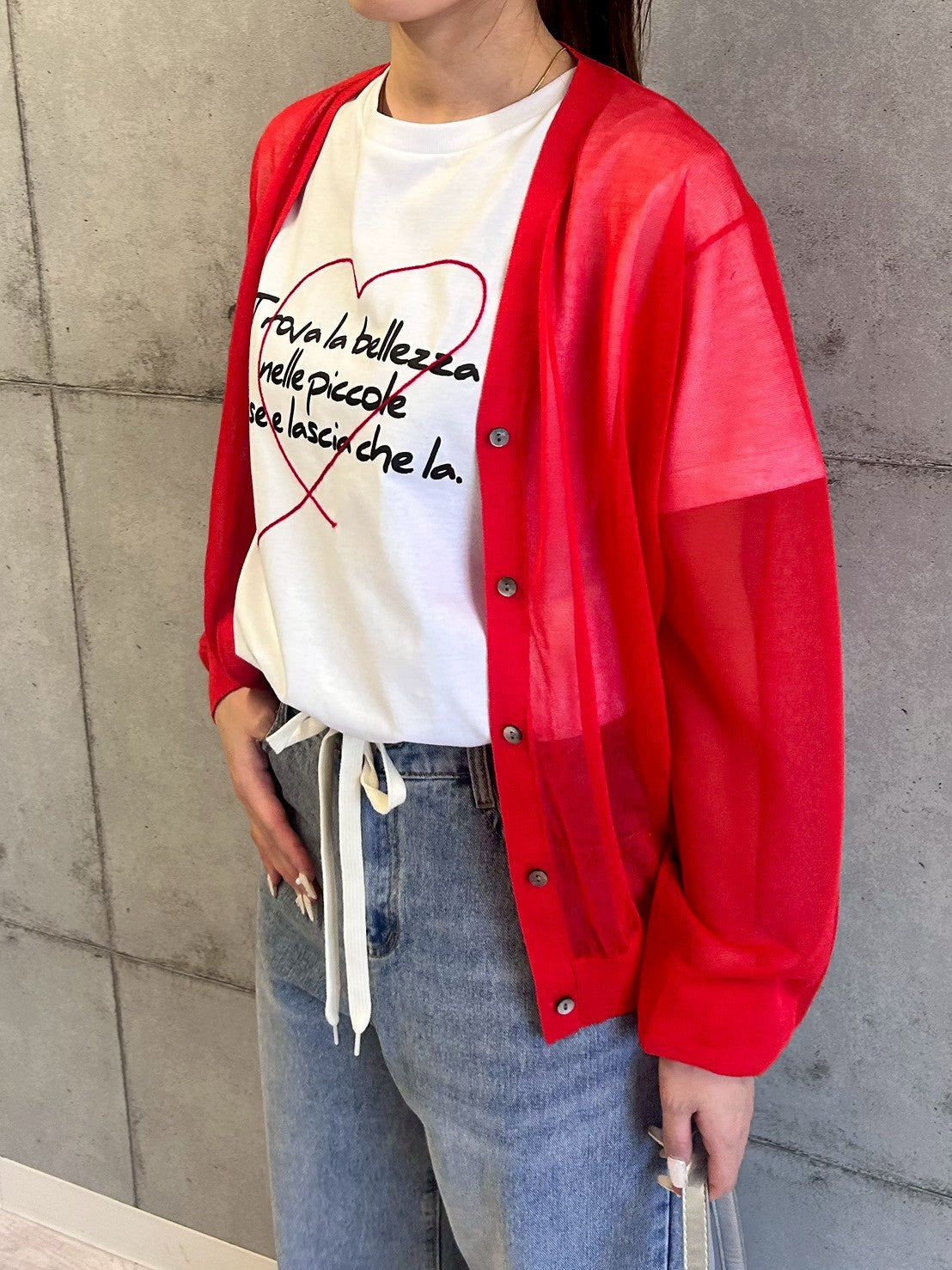 ハート刺繍×手書き風ロゴプリントTシャツ.