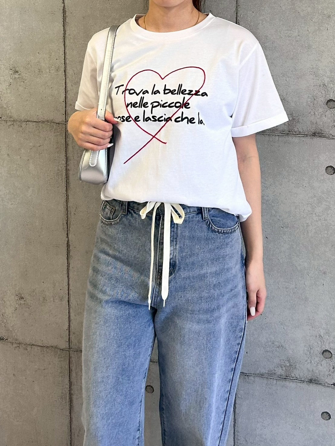 ハート刺繍×手書き風ロゴプリントTシャツ.
