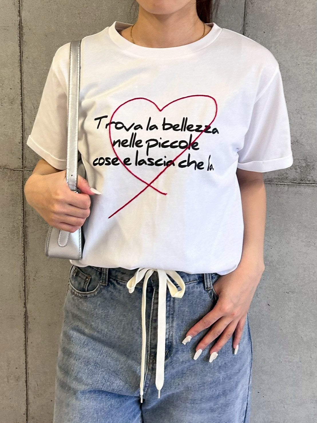 ハート刺繍×手書き風ロゴプリントTシャツ.