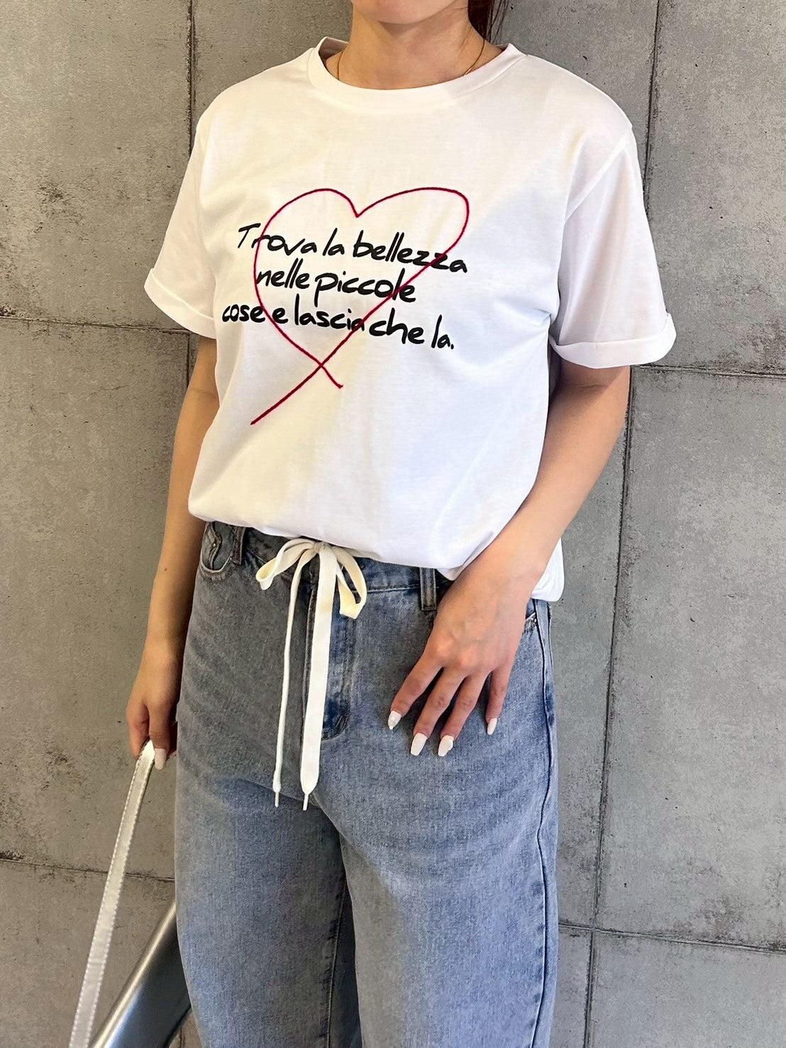 ハート刺繍×手書き風ロゴプリントTシャツ