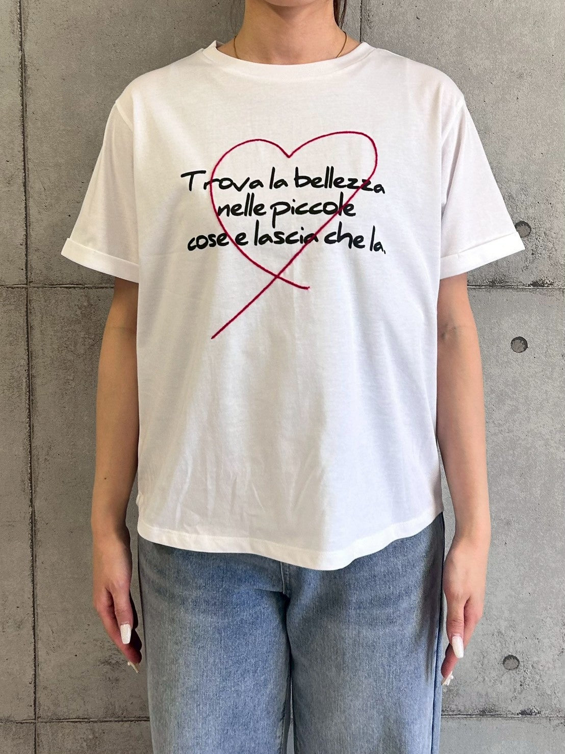 ハート刺繍×手書き風ロゴプリントTシャツ