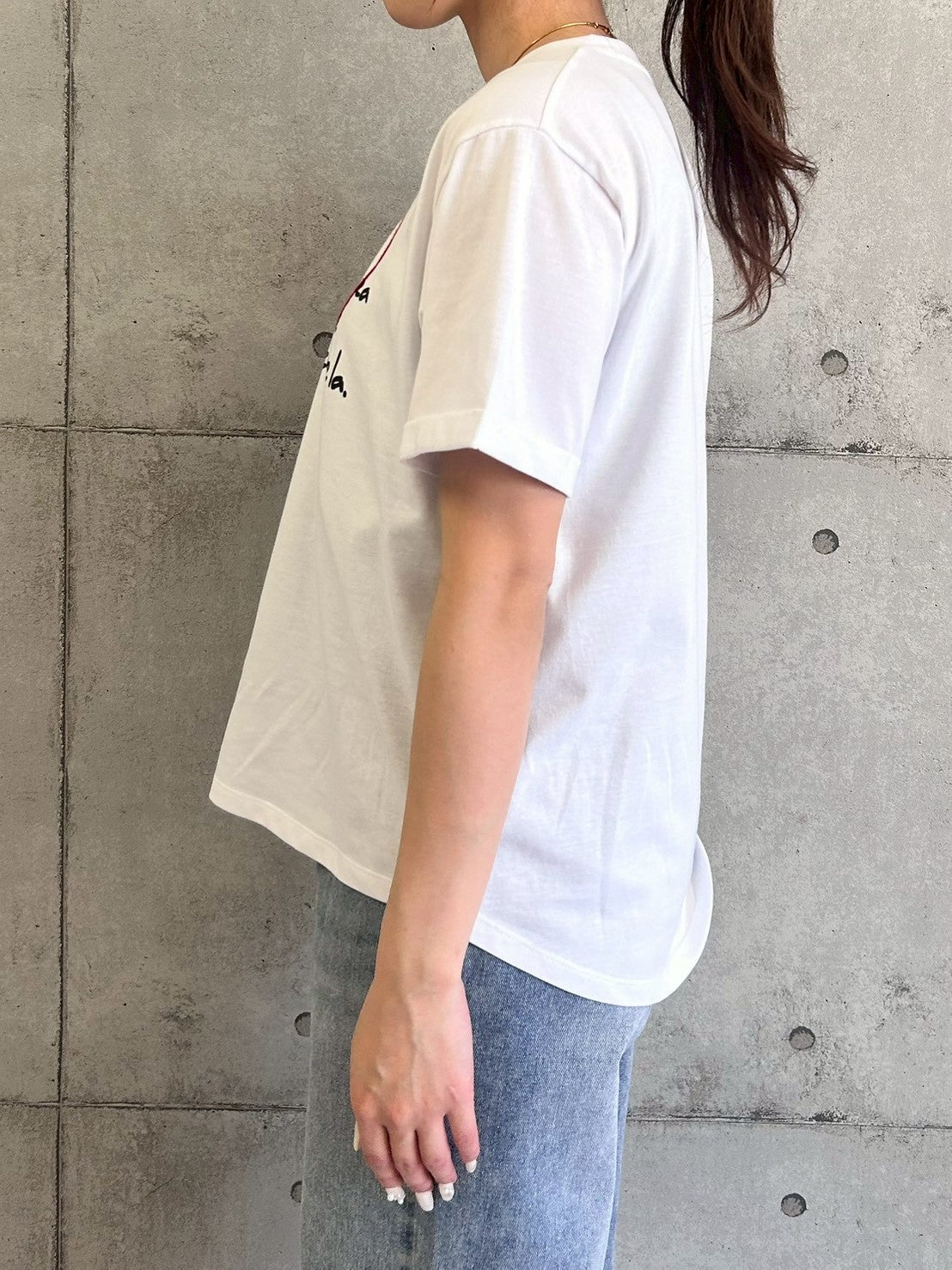 ハート刺繍×手書き風ロゴプリントTシャツ