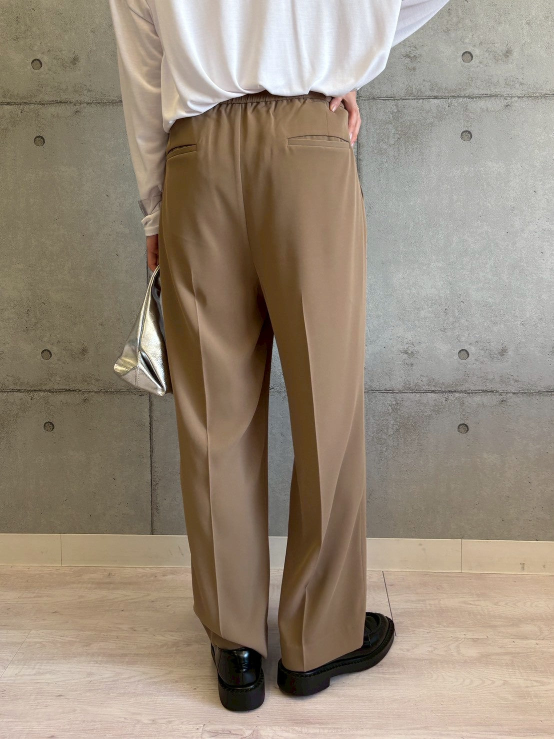 とろみタックパンツ
