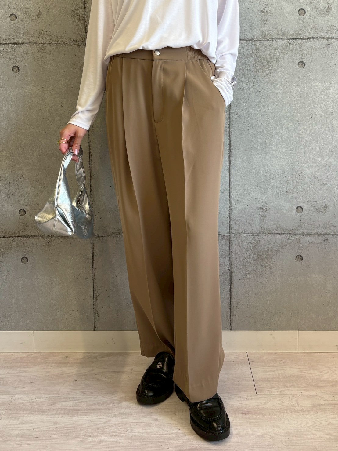 とろみタックパンツ