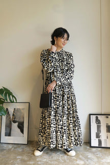 PaulineBleu ポリーヌブロー　モノトーン　ジオメトリック柄 リゾート　ティアード ワンピース 長袖　ドット