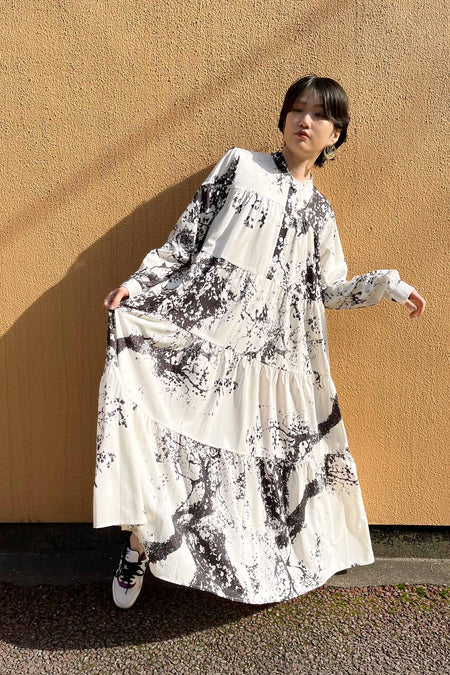 PaulineBleu(ポリーヌブロー) モノトーンペイント柄ティアードワンピース