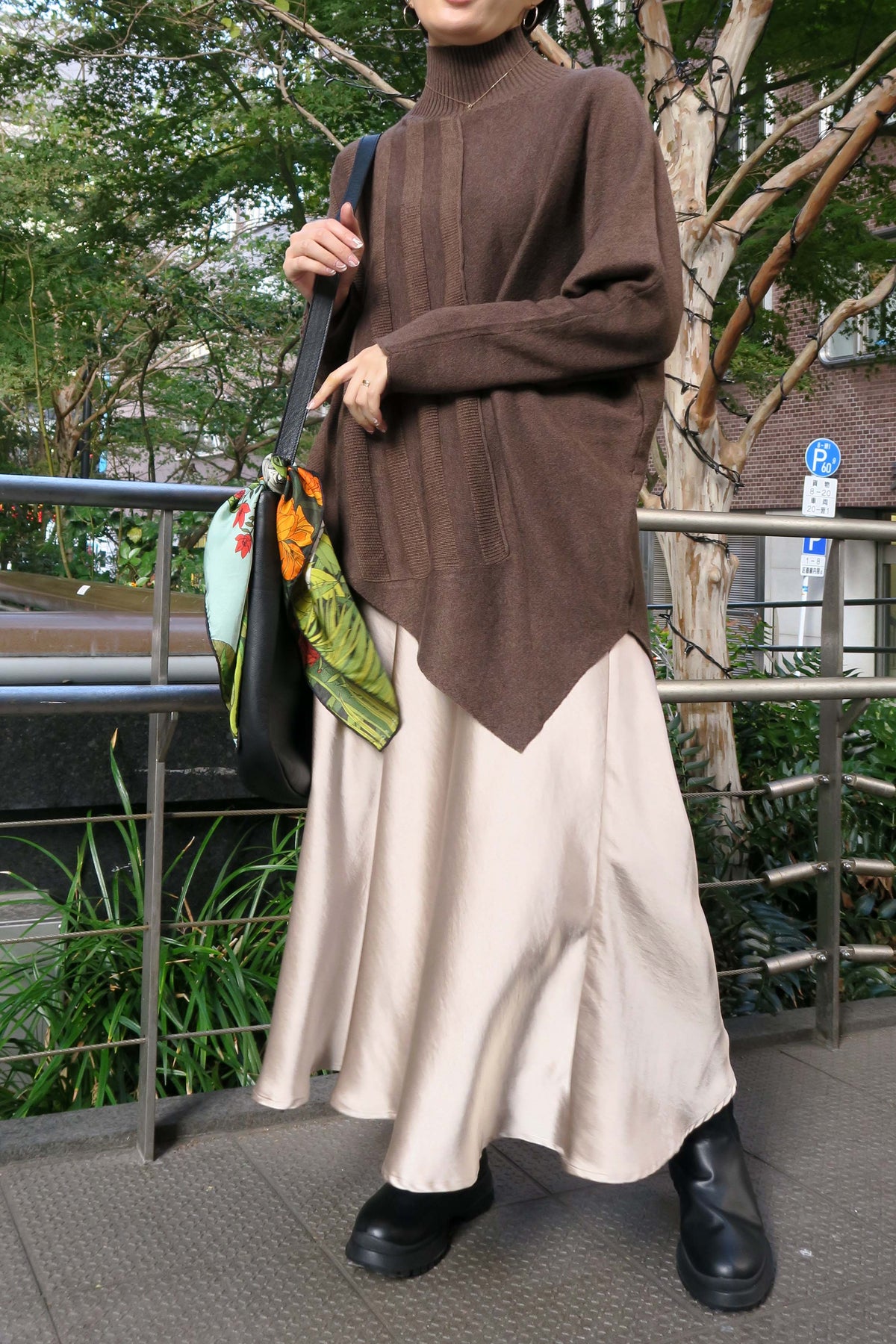 裾アシメハイネックニット